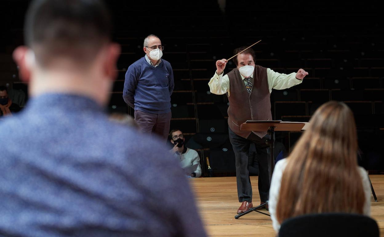 García Asensio dirige ante un alumno y los miembros del Coro de Ópera de Granada.