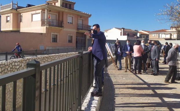 El presidente de la Junta de Andalucía, Juanma Moreno, en la nueva rambla de Alcarceles, en Padul