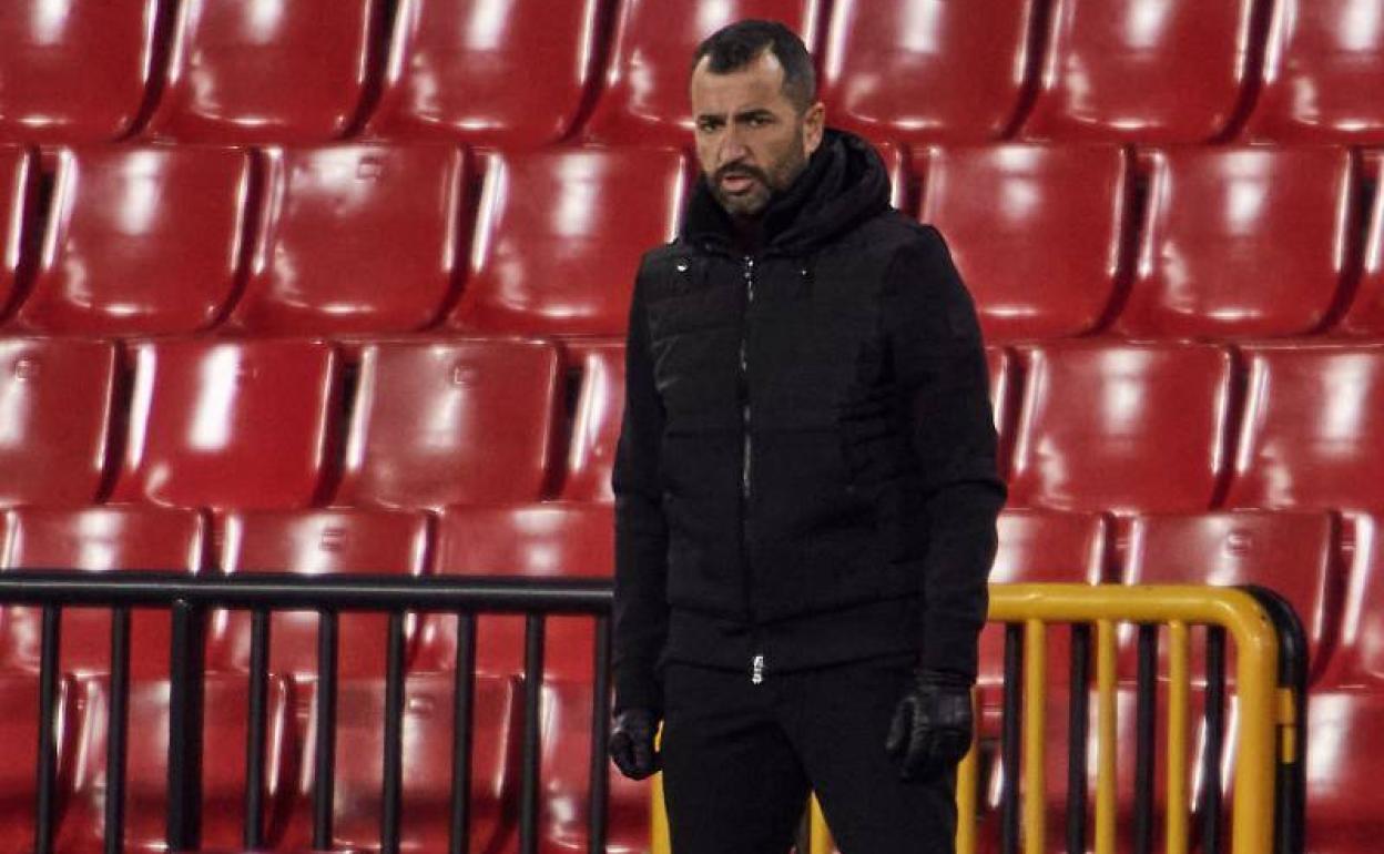 Diego Martínez observa muy concentrado las evoluciones en el partido. 