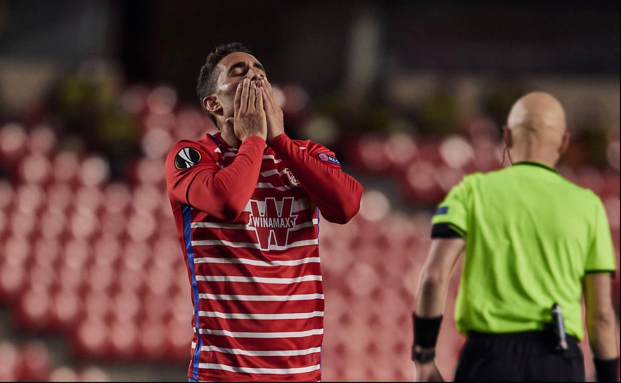 Ángel Montoro se lleva las manos a la cara al lamentar una ocasión perdida.