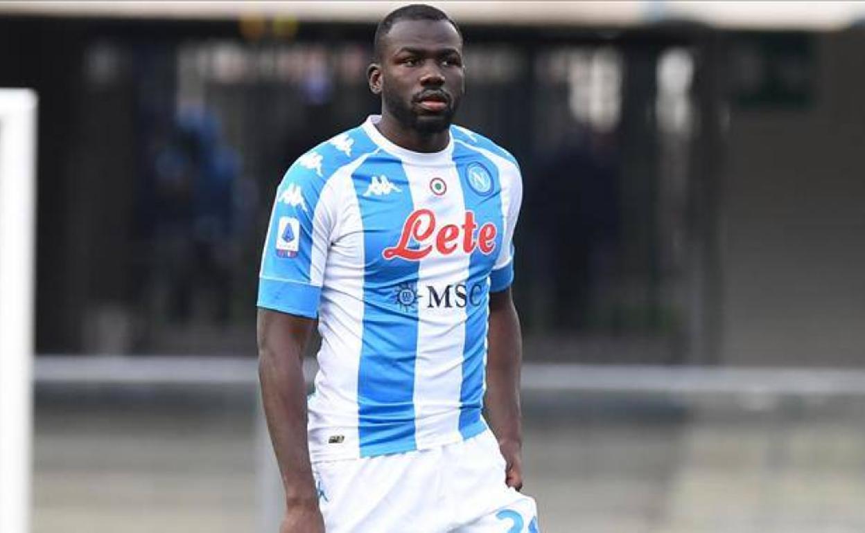 Koulibaly luciendo la camiseta napolitana de homenaje a Maradona. 