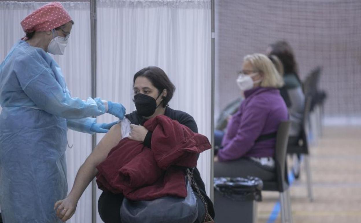 Pandemia en Andalucía | La Junta prevé iniciar la próxima semana la vacunación del profesorado de Infantil, Primaria y Secundaria