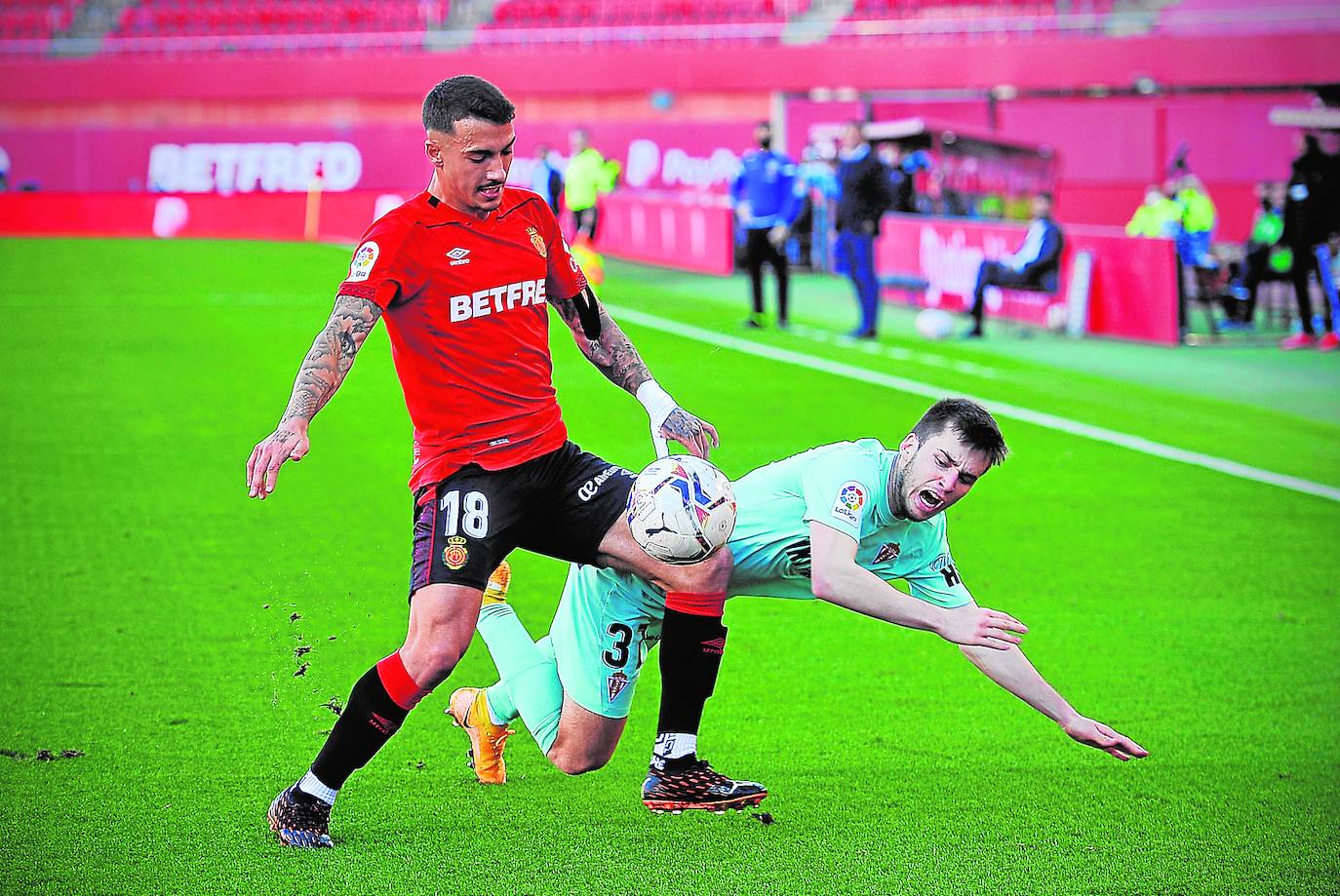 Antonio Sánchez en una jugada del partido de liga de sSgunda división entre el Mallorca y el Sporting.