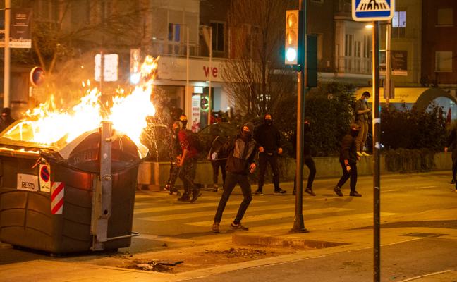 Manifestantes durante los altercados del miércoles en el Camino de Ronda.