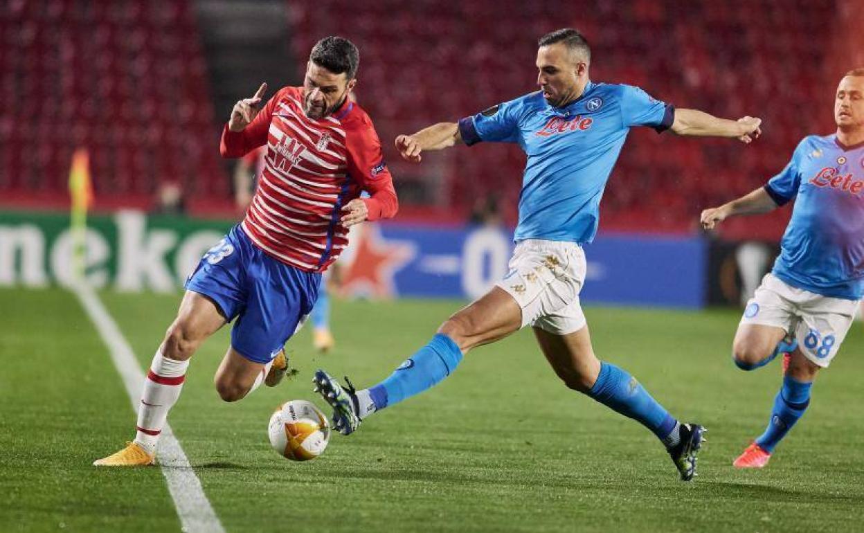 Jorge Molina escapa junto a la cal de la entrada de Maksimovic.