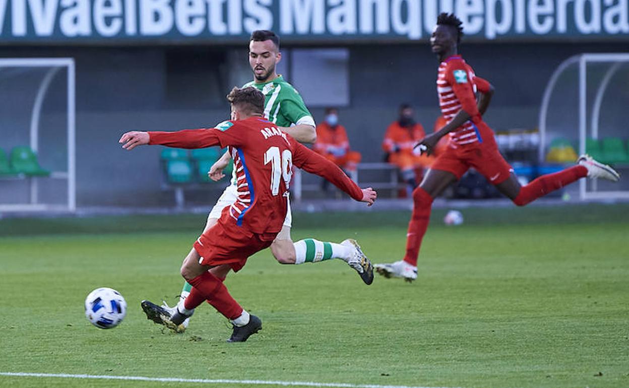 Aranda ejecuta el disparo que significó el cero a dos al filo del descanso.