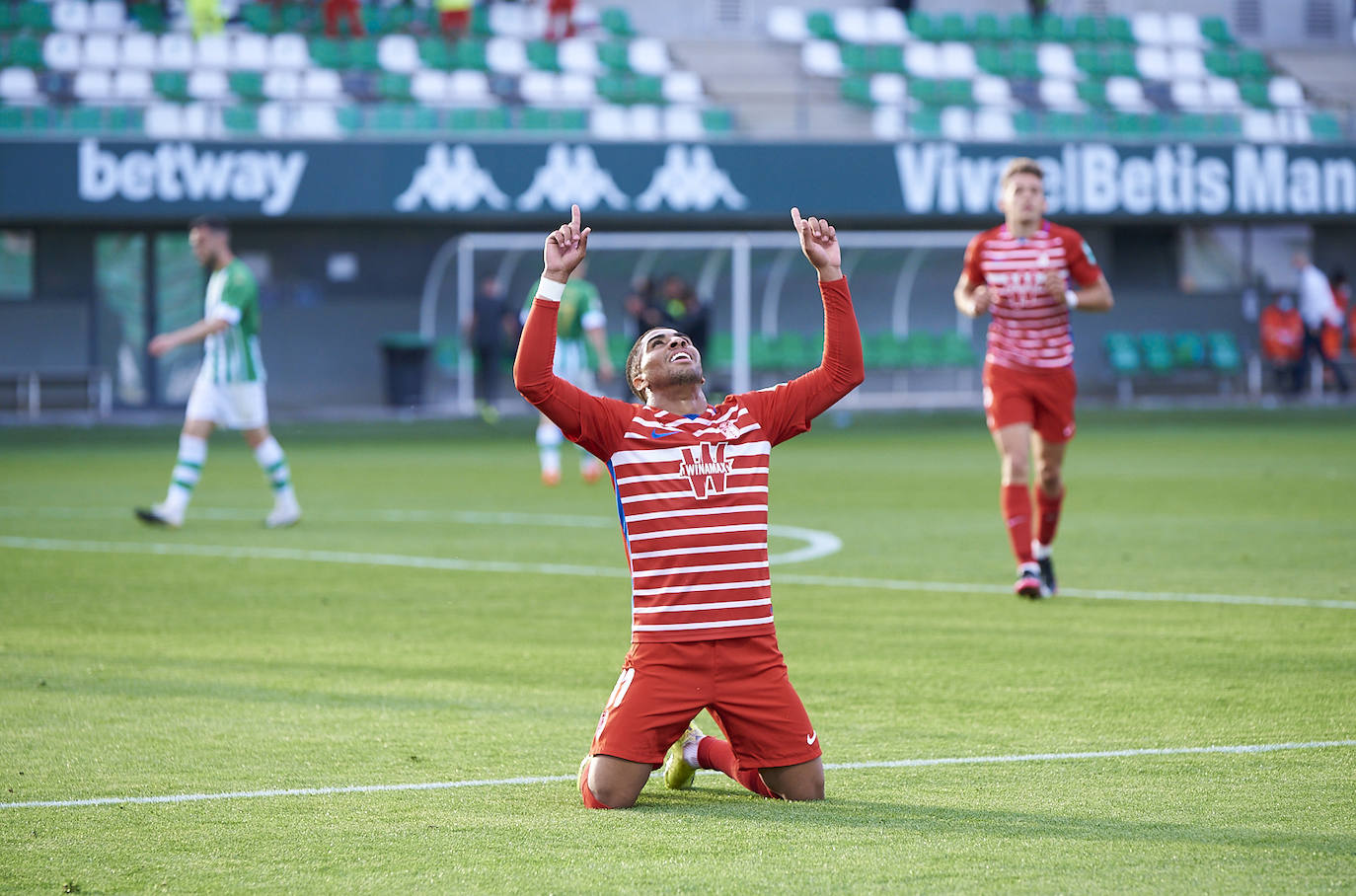 Fotos: Zarpazo de un Recreativo contundente ante el Betis Deportivo