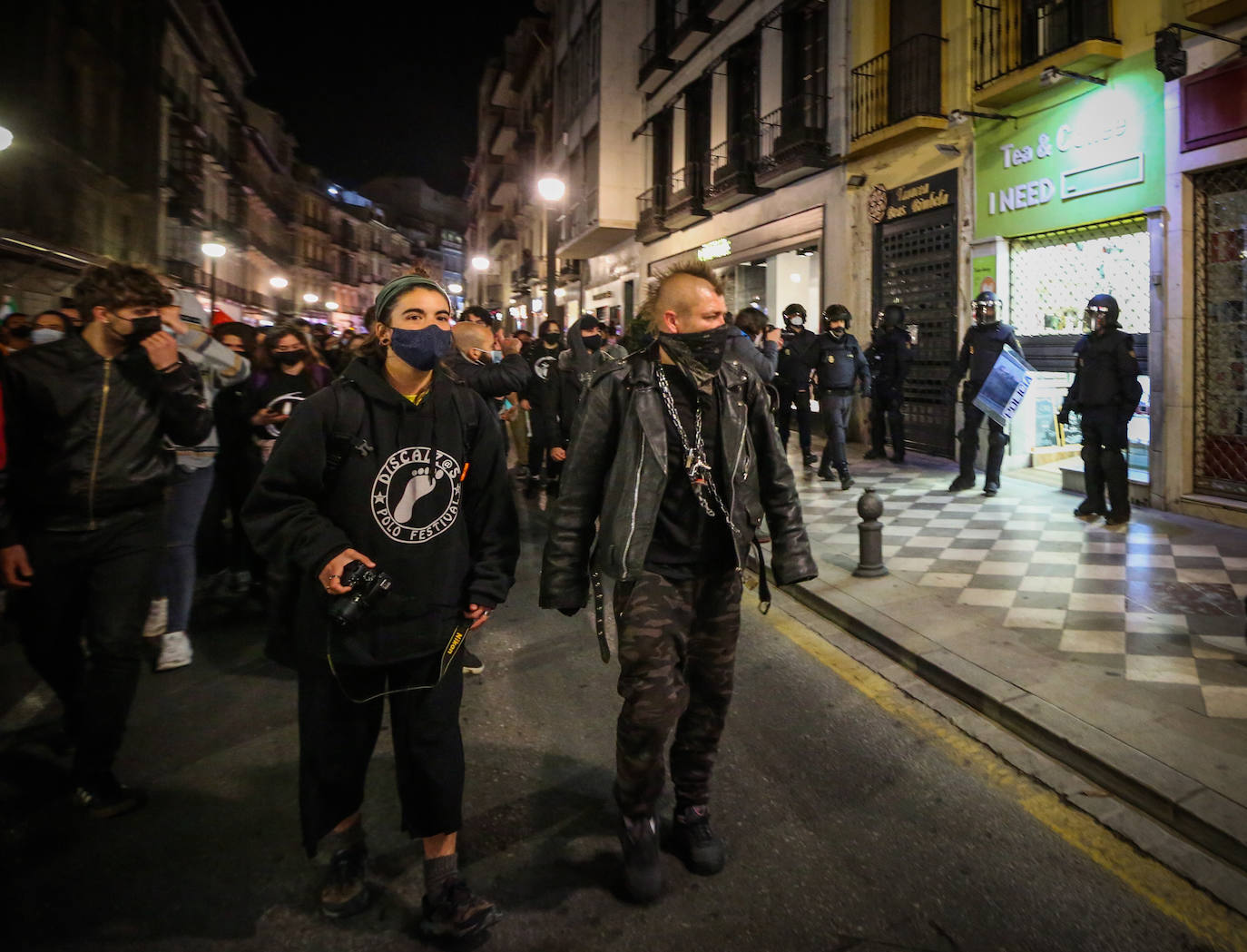Fotos: Las imágenes de la manifestación por Hasel en Granada, con contenedores ardiendo y cargas policiales