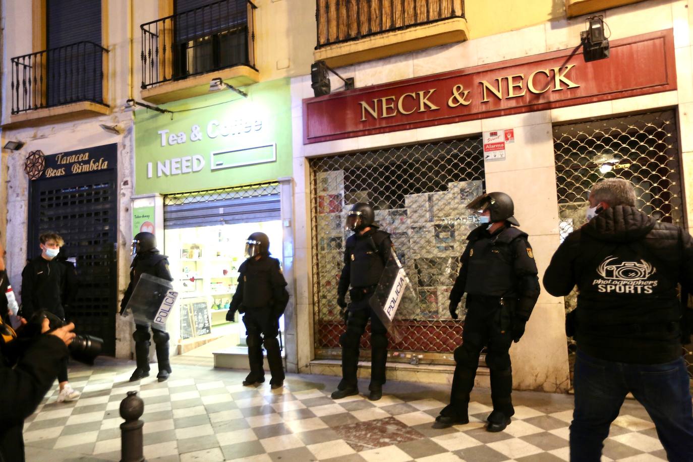Fotos: Las imágenes de la manifestación por Hasel en Granada, con contenedores ardiendo y cargas policiales