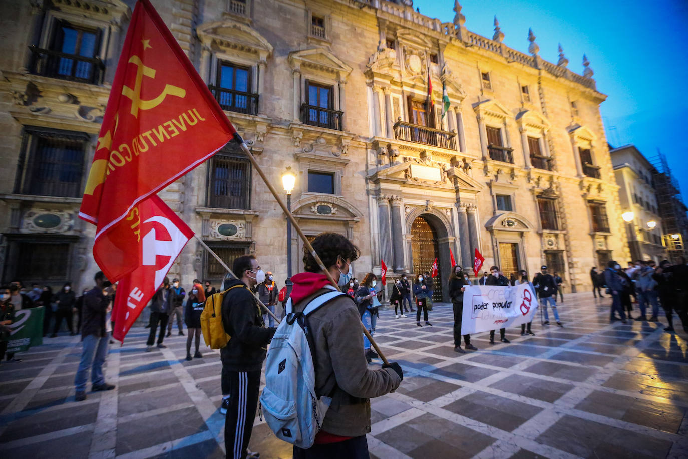 Fotos: Las imágenes de la manifestación por Hasel en Granada, con contenedores ardiendo y cargas policiales