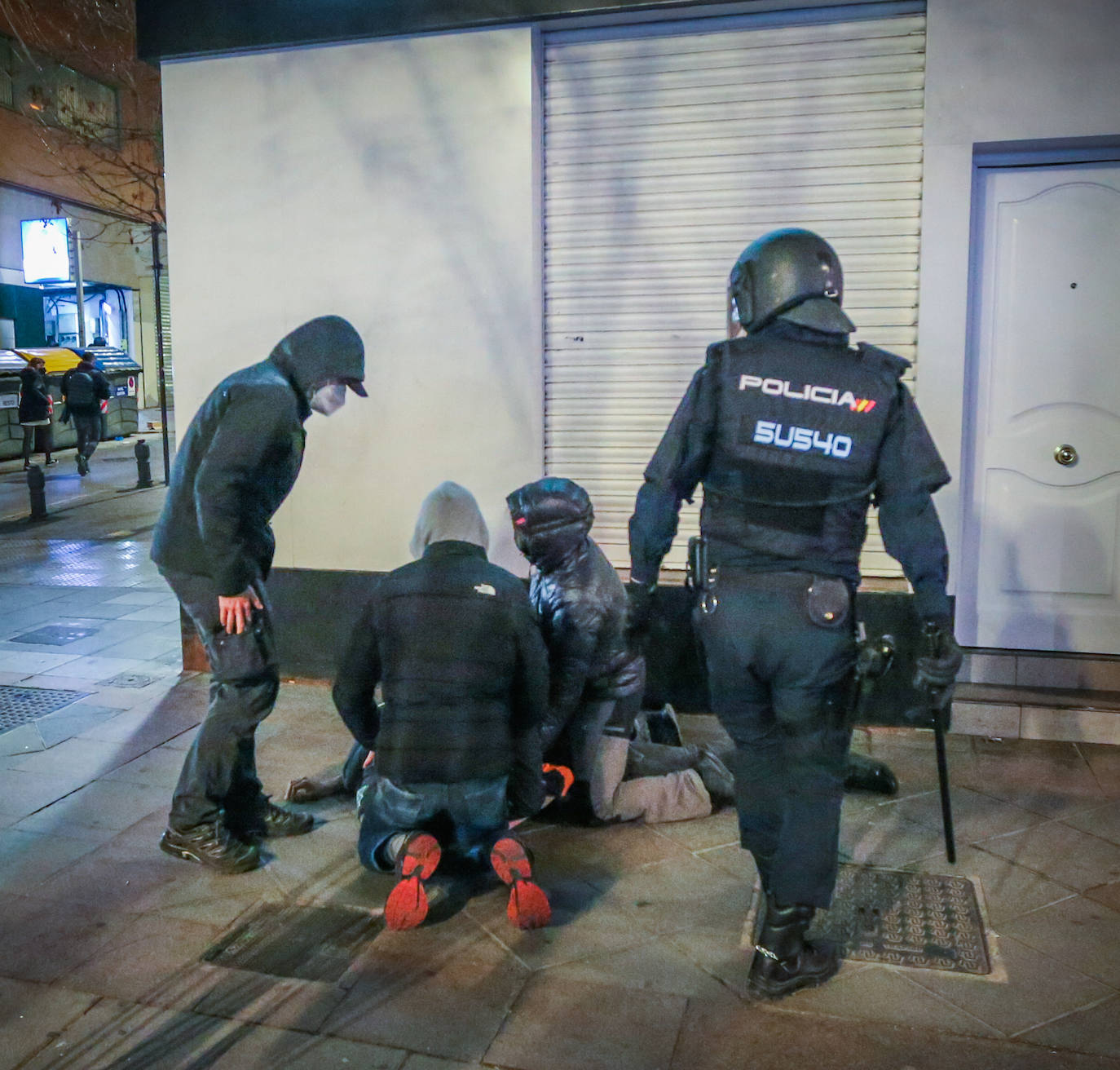 Fotos: Las imágenes de la manifestación por Hasel en Granada, con contenedores ardiendo y cargas policiales
