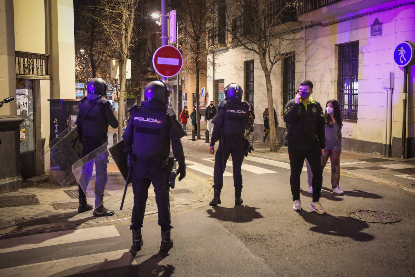 Fotos: Las imágenes de la manifestación por Hasel en Granada, con contenedores ardiendo y cargas policiales