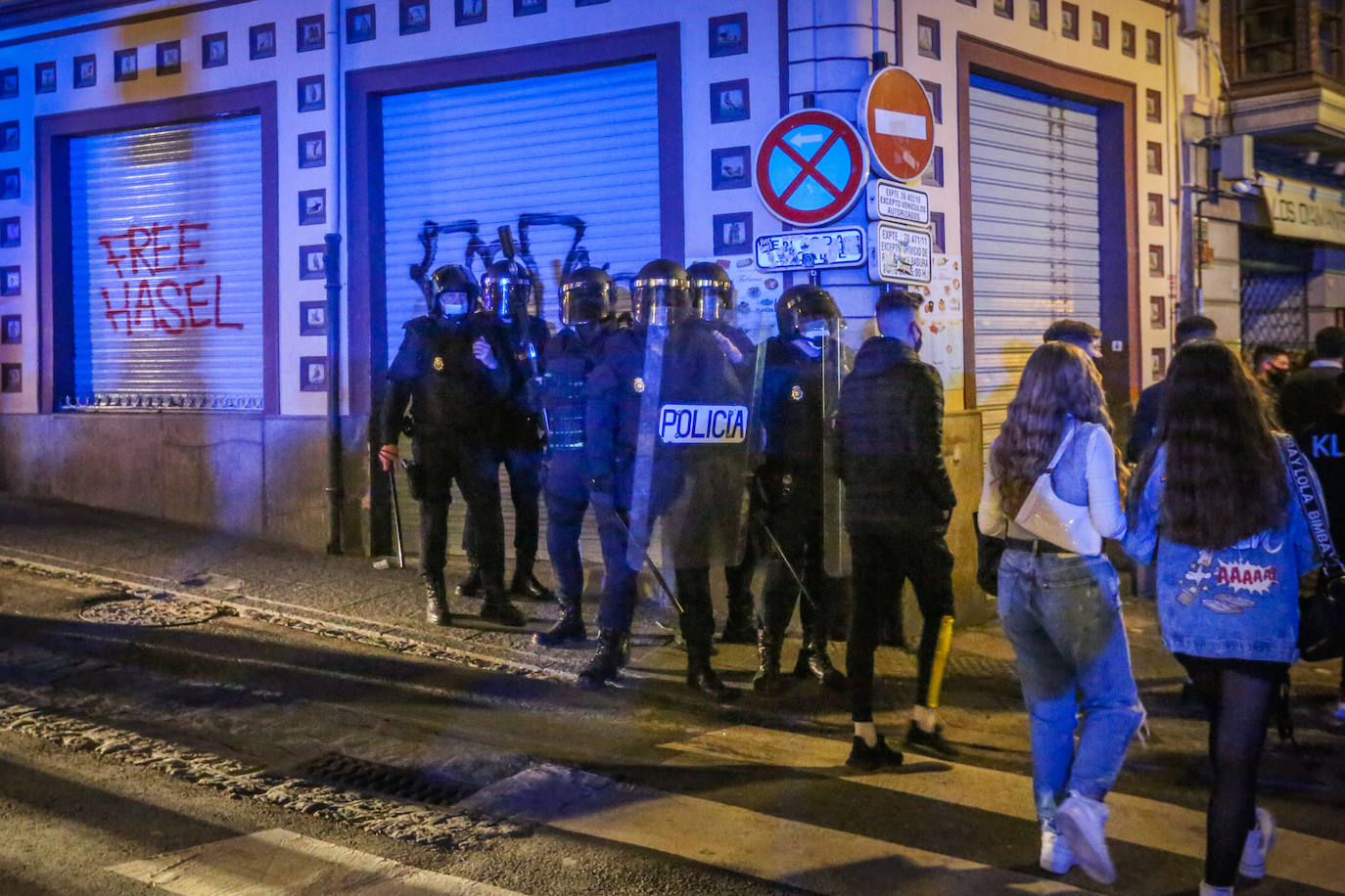 Fotos: Las imágenes de la manifestación por Hasel en Granada, con contenedores ardiendo y cargas policiales