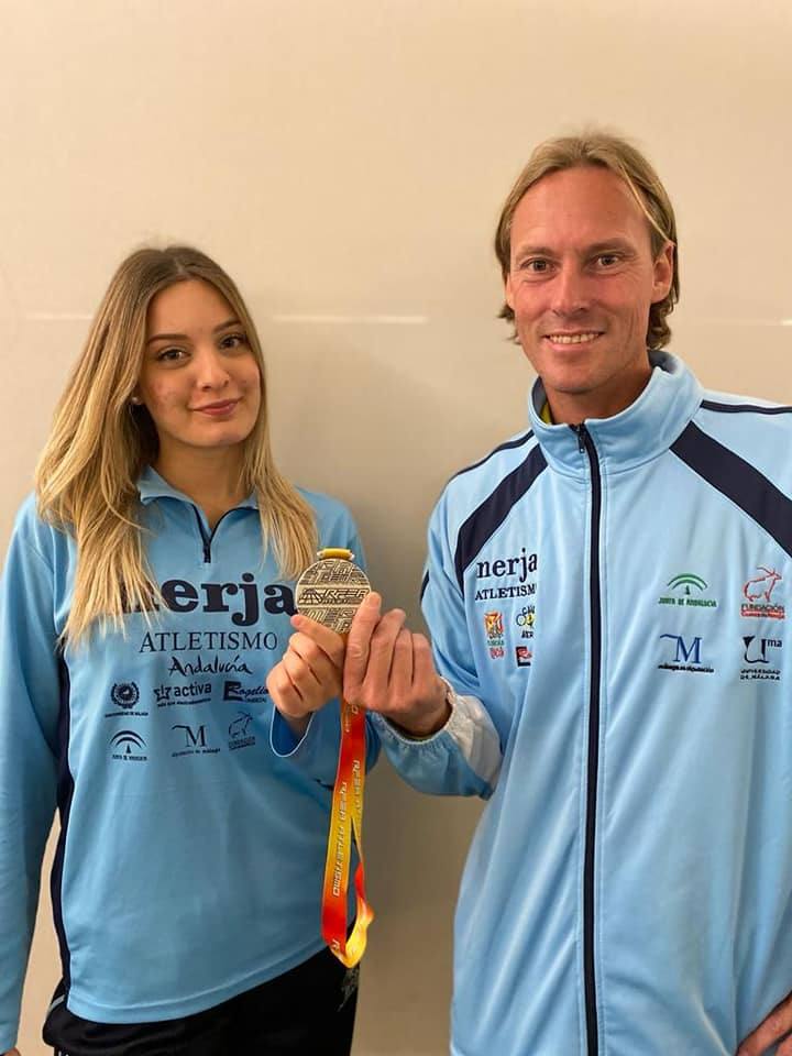 Una Stancev luce la plata junto a su entrenador Ola Carlsson. 