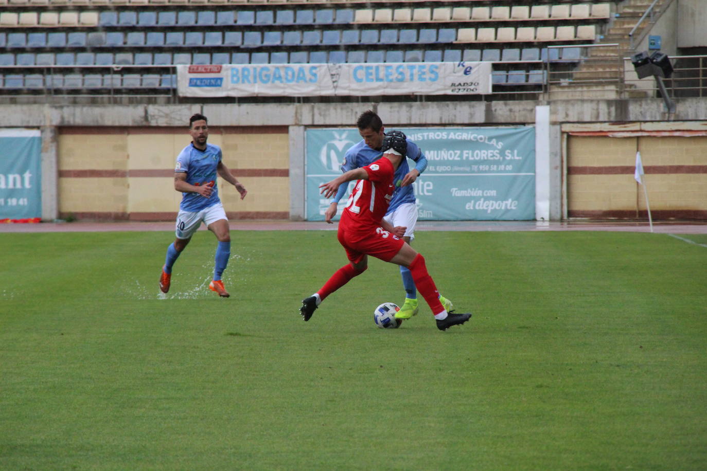 Miguel Olavide encara al sevillista José Ángel. 