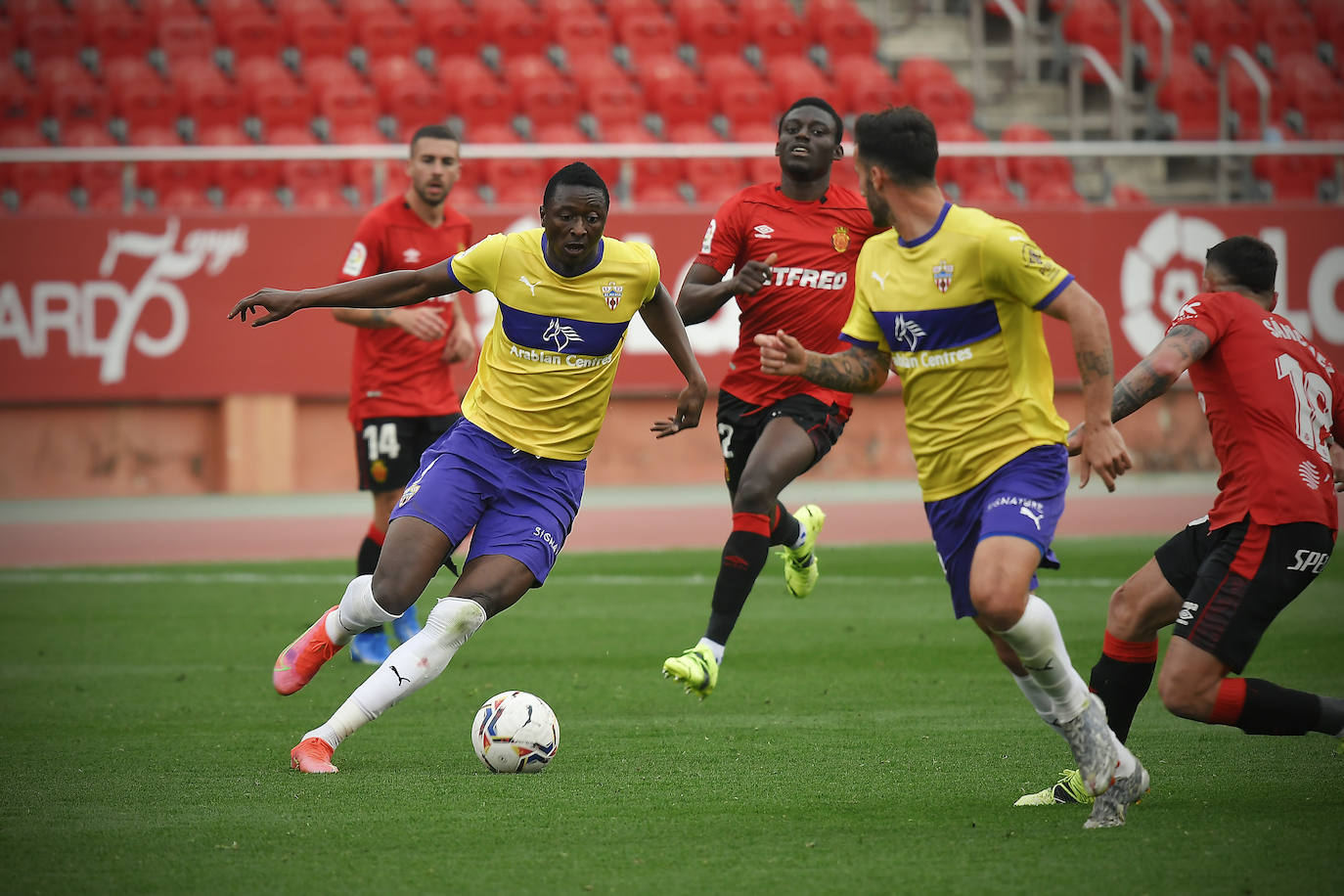 Fotos: Derrota de la UD Almería en el Visit Mallorca Estadi