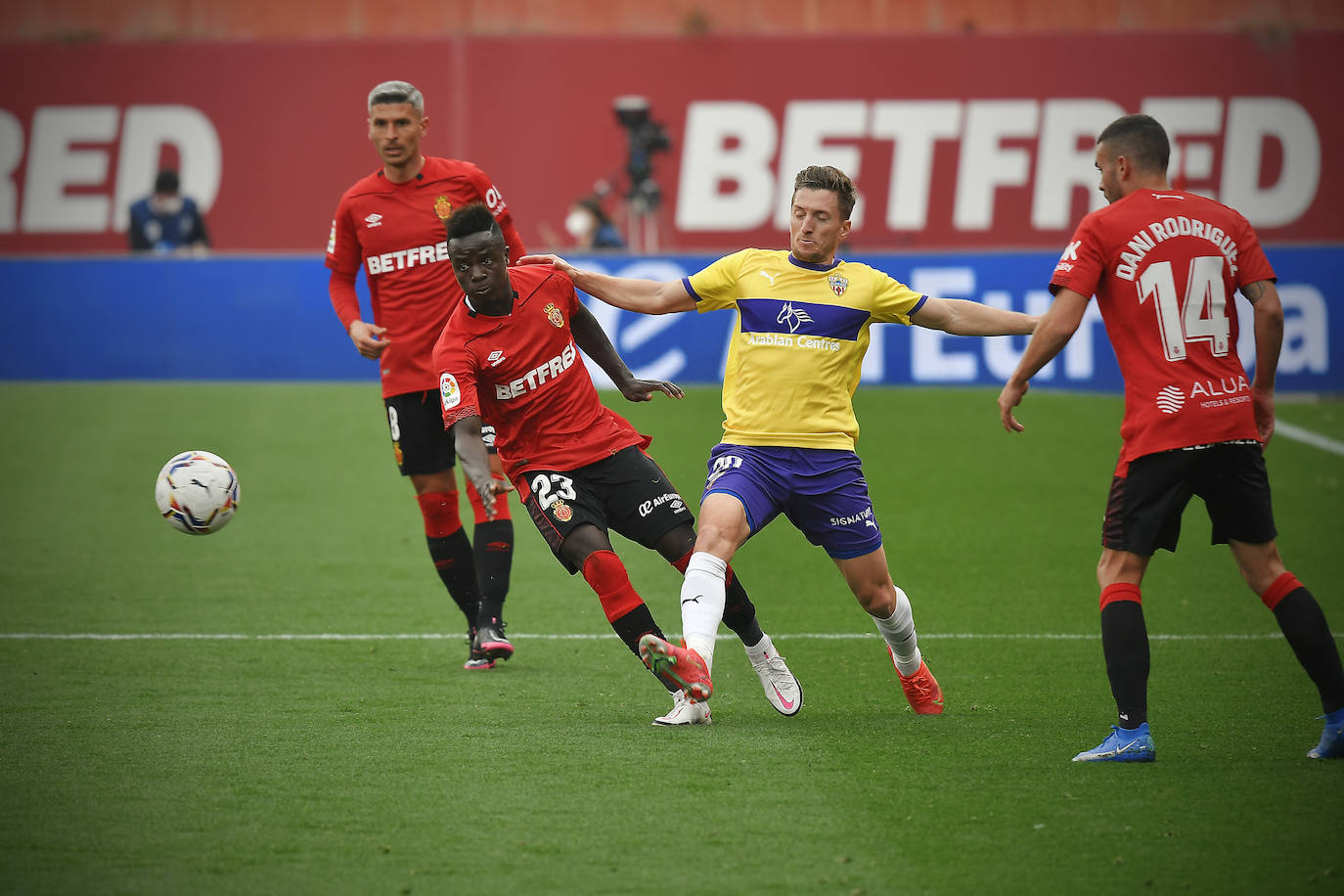 Fotos: Derrota de la UD Almería en el Visit Mallorca Estadi