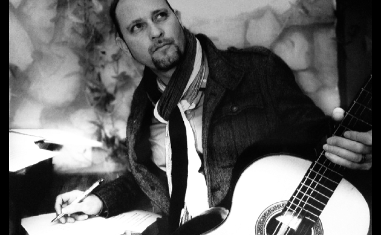 José Antonio Corpas, con guitarra y bolígrafo, sus 'herramientas'.