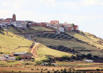 Imagen secundaria 1 - La plaza del pueblo, Alhambra sobre su cerro y uno de los miradores. 