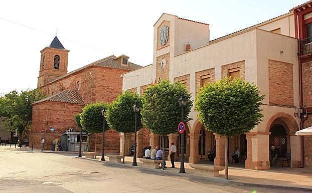 Imagen principal - La plaza del pueblo, Alhambra sobre su cerro y uno de los miradores. 