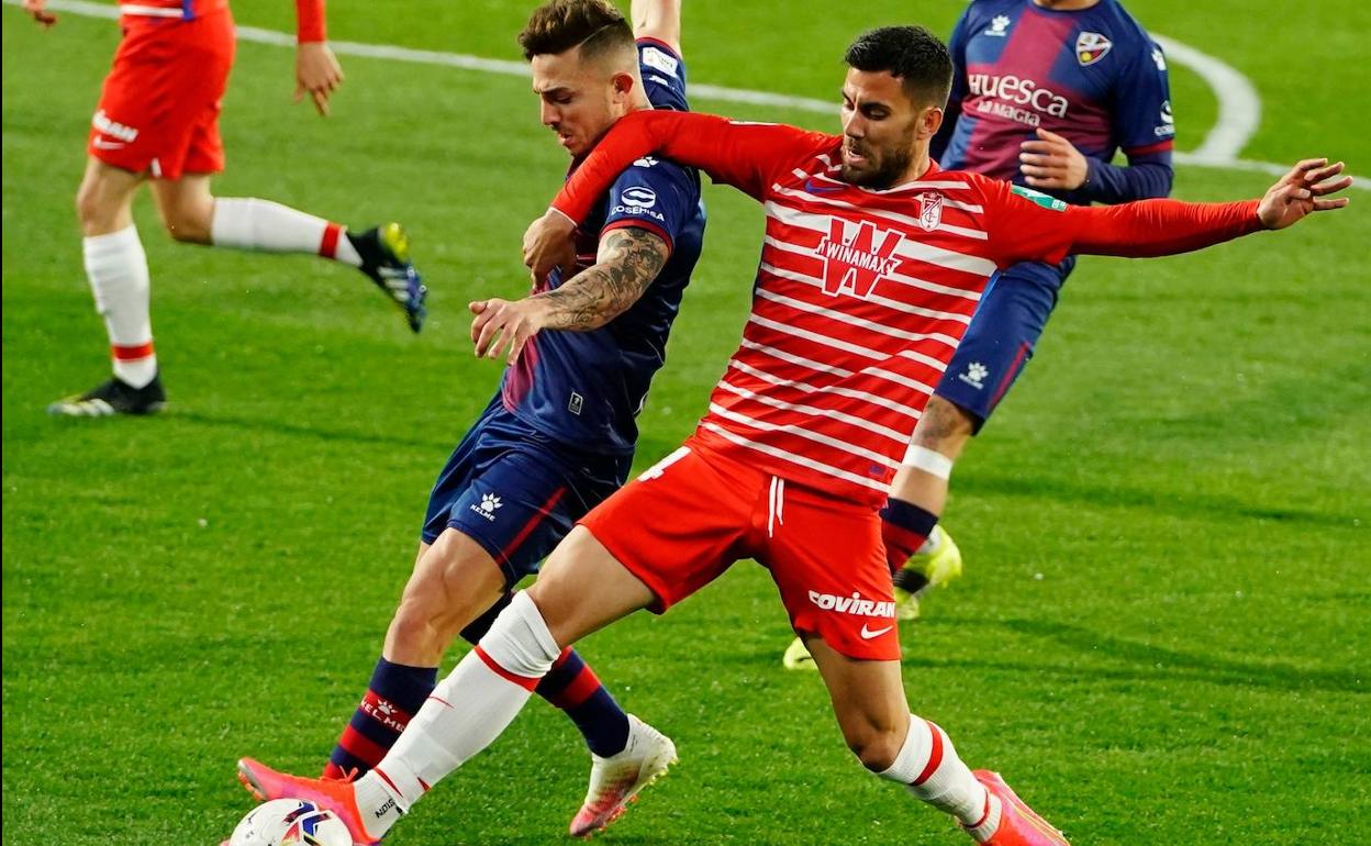 Fede Vico disputa un balón en la primera parte. 