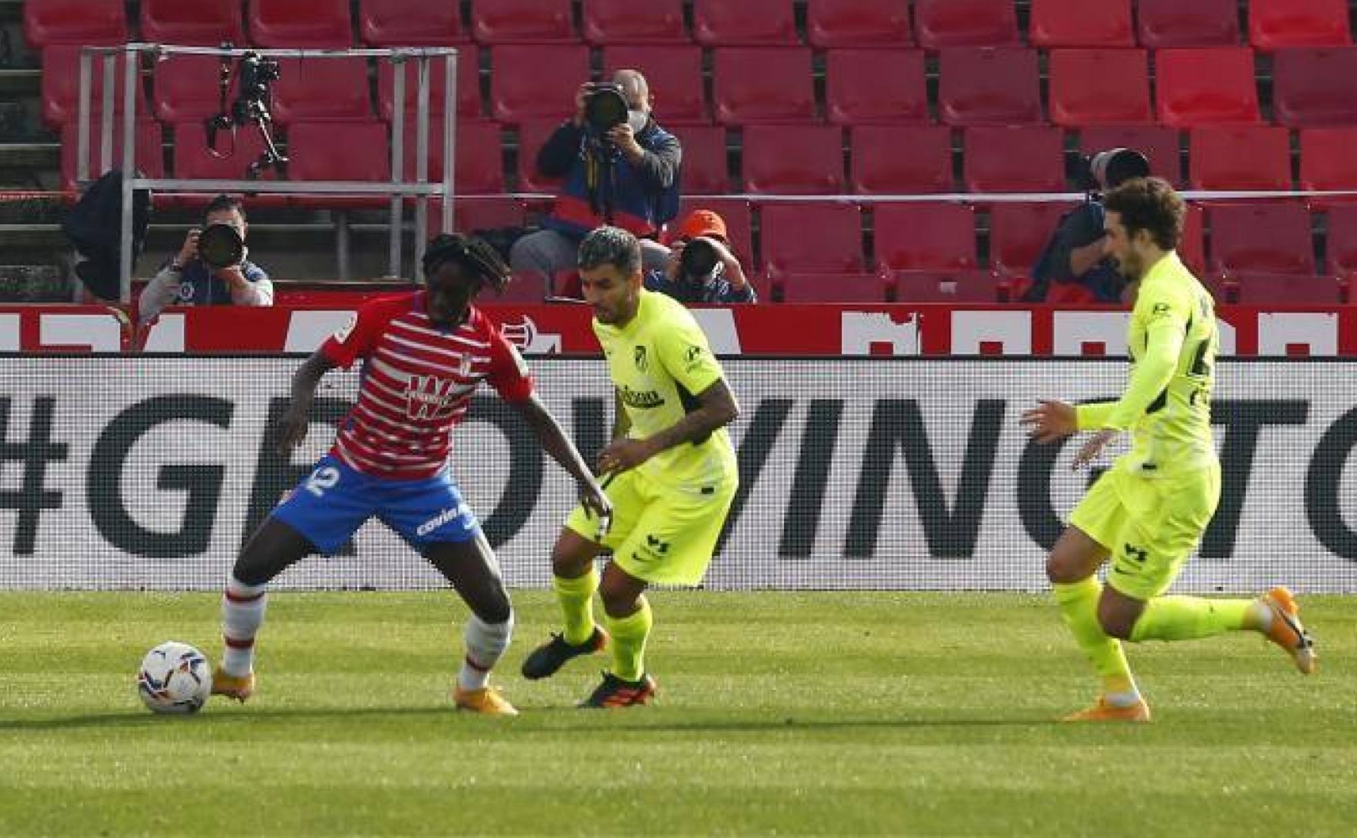 Domingos Quina protege un balón en su debut ante el Atlético de Madrid. 