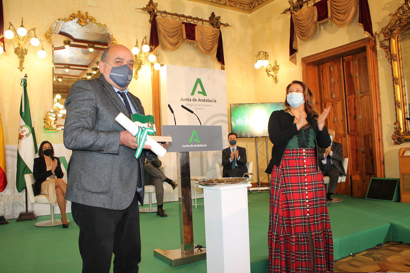 La Delegación del Gobierno andaluz en la provincia ha acogido este lunes la celebración del día de Andalucía. Un total de once entidades y personas han recibido las condecoraciones de la Junta por sus valores vinculados al desarrollo de la provincia.