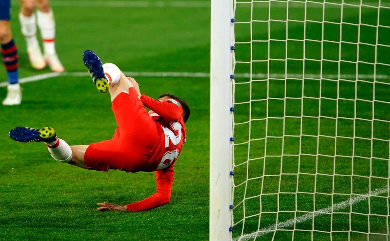 Soro cae después de chocar con Álvaro Fernández en la acción del 3-2. 