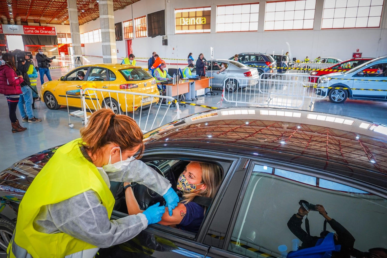 Arrancan las vacunas a profesores en Fermasa con una previsión de 1.400 dosis al día. Desde las 15.30 hasta las 20.30 horas se ponen las dosis a los citados, que no necesitarán bajarse del coche