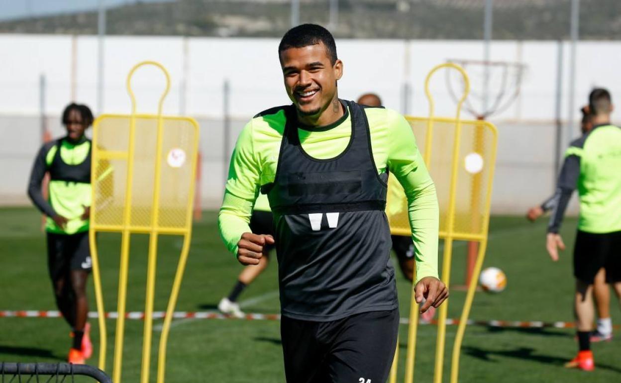 Kenedy sonríe durante el entrenamiento. 