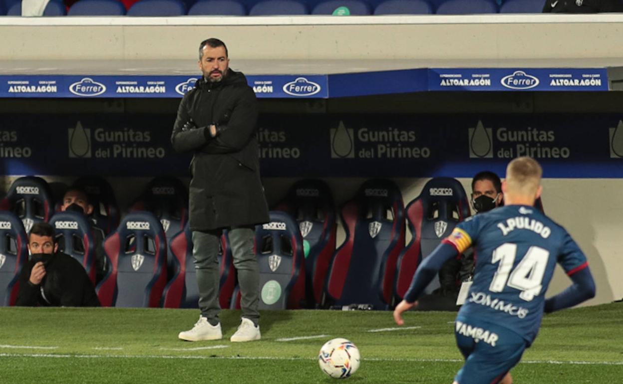 Diego Martínez observa el partido en El Alcoraz, en Huesca. 