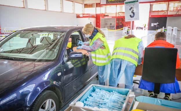 Un hombre recibe una vacuna, ayer en Fermasa (Granada).