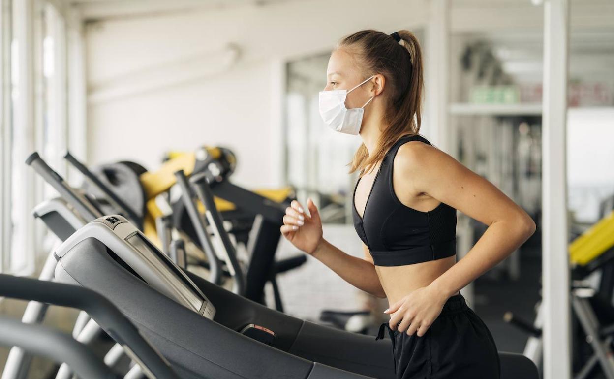 Mujer practicando deporte