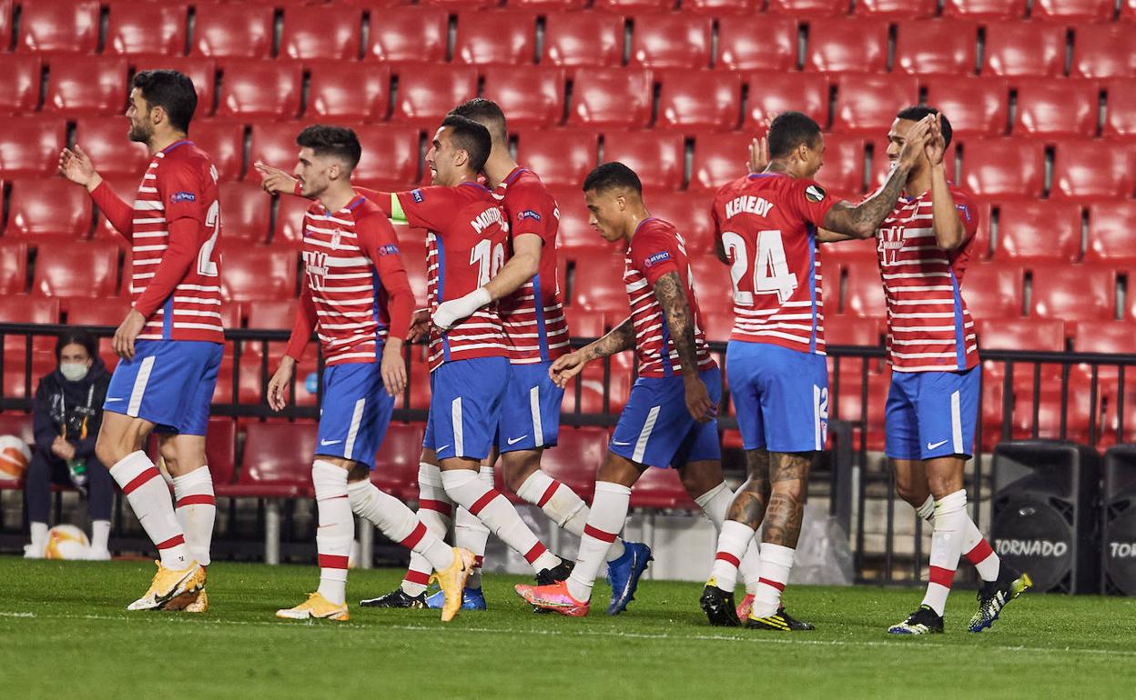 Los jugadores del Granada se felicitan tras uno de los goles anotados al Nápoles. 