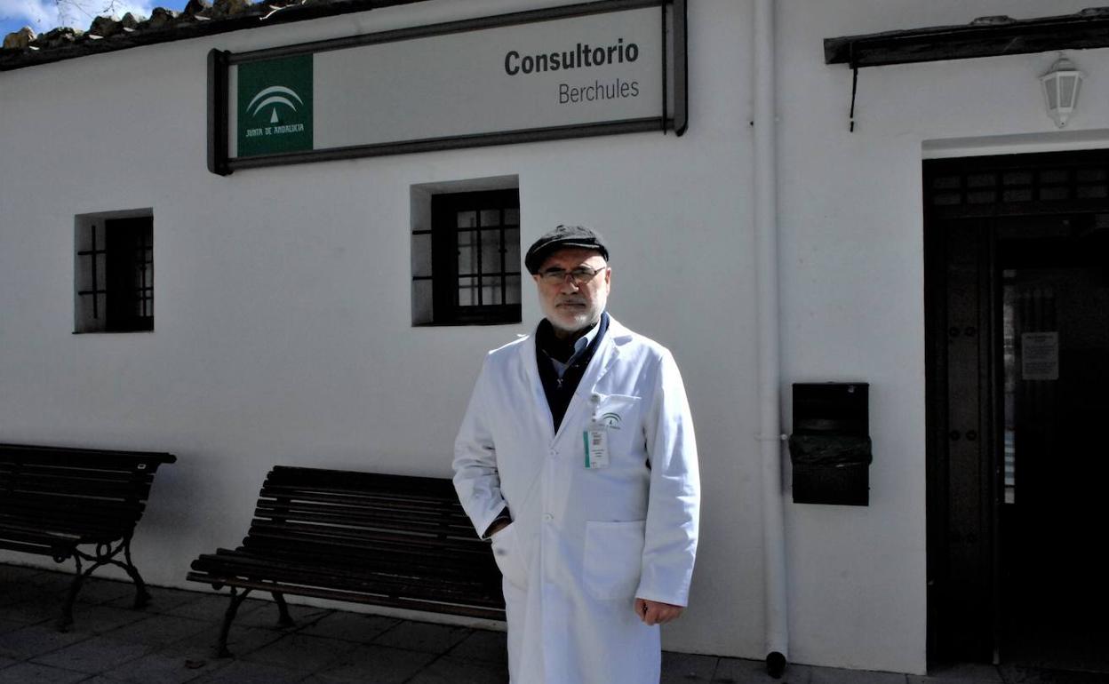 José Antonio Gómez es el único alcalde de La Alpujarra que compatibiliza la medicina con la política