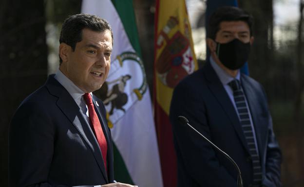 Juanma Moreno y Juan Marín, durante la rieda de prensa tras el Consejo de Gobierno de este martes