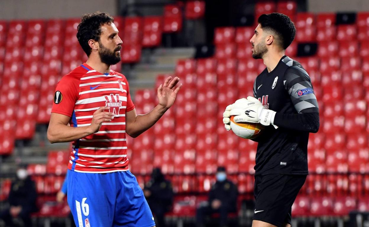 Germán Sánchez tranquiliza a Rui Silva tras atrapar un balón en la ida con el Nápoles. 