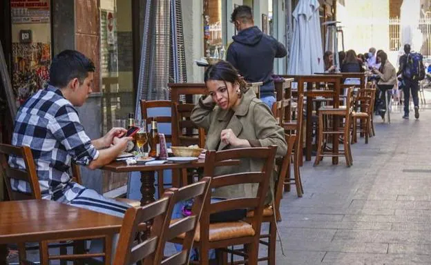 Medidas en Granada | La capital aumenta el aforo en terrazas, bares y tiendas al bajar al nivel 3 de alerta sanitaria