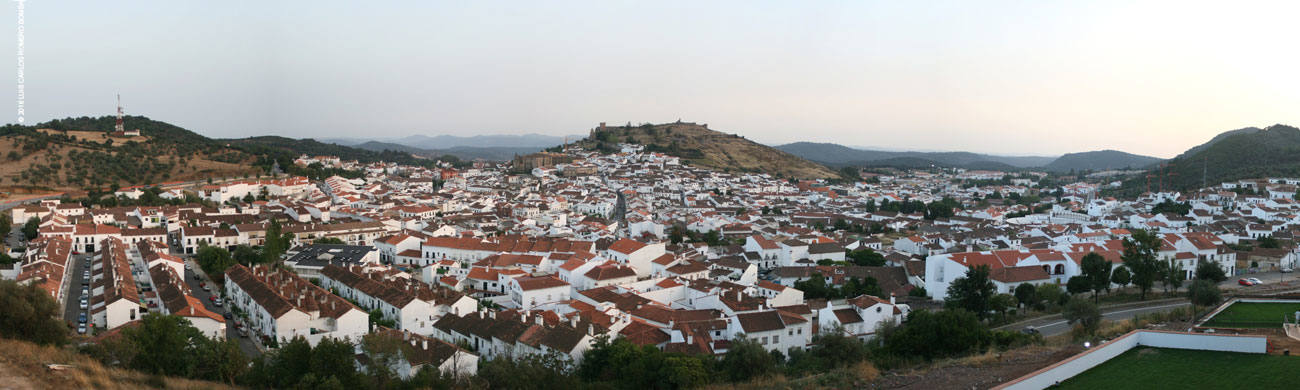 Aracena (Huelva) es la capital de la comarca y la que da nombre a la sierra y al Parque Natural, uno de los espacios protegidos más importantes de la Comunidad y que ocupa todo el norte de la provincia con sus dehesas y pequeñas elevaciones cubiertas. Su casco urbano, repleto de monumentos y declarado Bien de Interés Cultural, se ubica al pie de su antiguo castillo y de la Iglesia Prioral de Nuestra Señora del Mayor Dolor. Es conocida además por la Gruta de las Maravillas, uno de los complejos cársticos más interesantes de España.