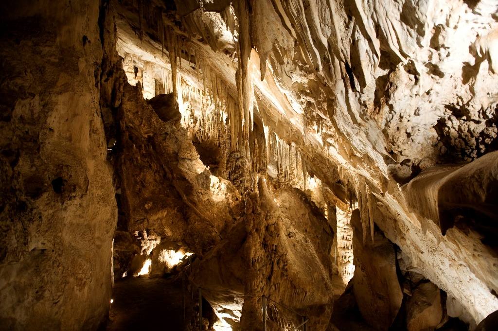 El Monumento Natural Cueva de los Murciélagos está formado por un sistema de cuevas y galerías situadas en el municipio cordobés de Zuheros, dentro del Parque Natural de las Sierras Subbéticas. Destaca por la belleza de sus formaciones calizas y por servir de hábitat a diversas especies de murciélagos