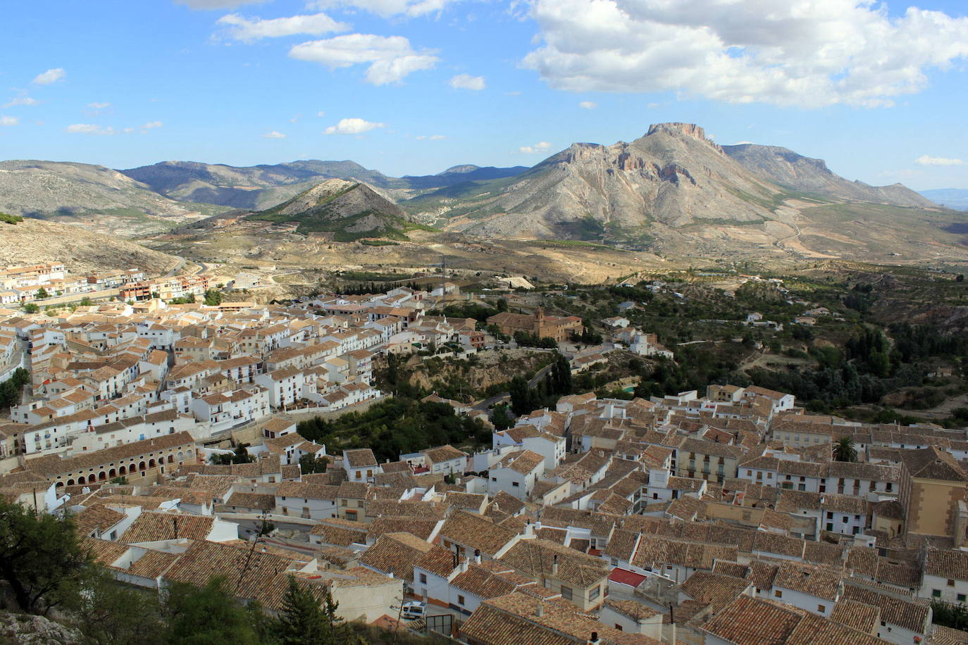 Vélez-Blanco (Almería) está situado al norte de la provincia, en la comarca de los Vélez, incluido en el Parque Natural de la Sierra de Marí­a-Los Vélez. Se caracteriza por sus montañas agrestes de materiales calizos y dolomí­ticos, por sus masas forestales de pinares y encinas, y por la riqueza arqueológica de sus yacimientos y cuevas. Destaca la Cueva de Ambrosio, las pinturas rupestres de los abrigos de Santonge, de los Calares de Leria, la de Gabar y la Cueva de los Letreros.