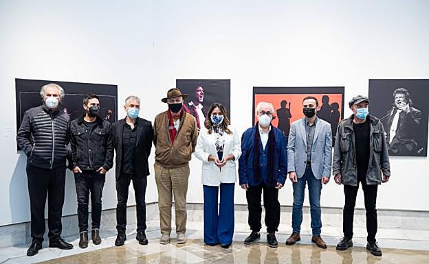 Artisttas y amigos con la concejala de Cultura, Lucía Garrido.