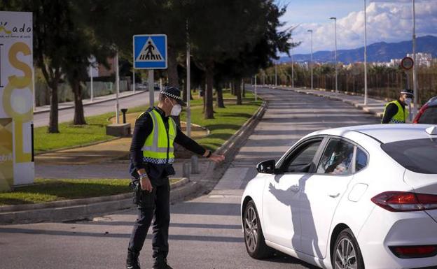 ¿Cuántas personas pueden viajar en coche y transporte público en Andalucía? Cambios del nivel 4 al 3