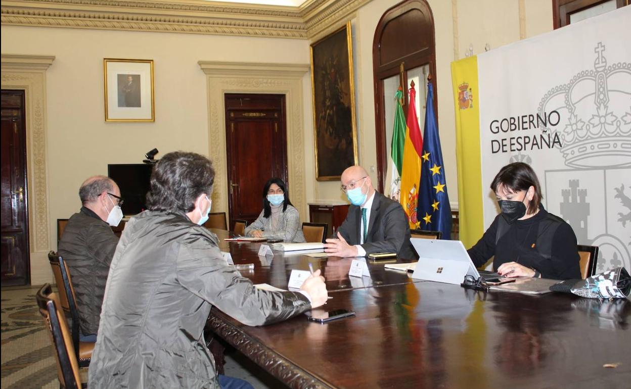 Representantes de las organizaciones agrarias reunidos con el presidente del FEGA y la subdelegada. 