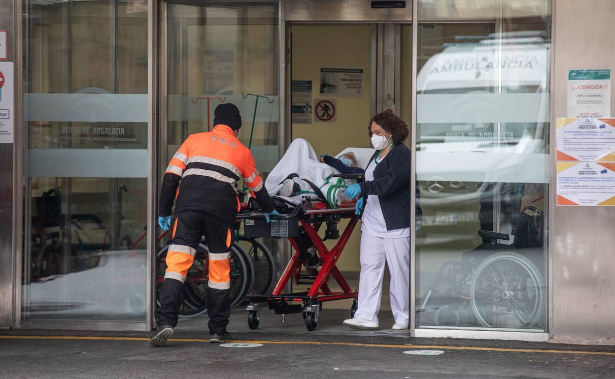 Trabajadores en las Urgencias del Hospital Universitario Virgen de las Nieves.