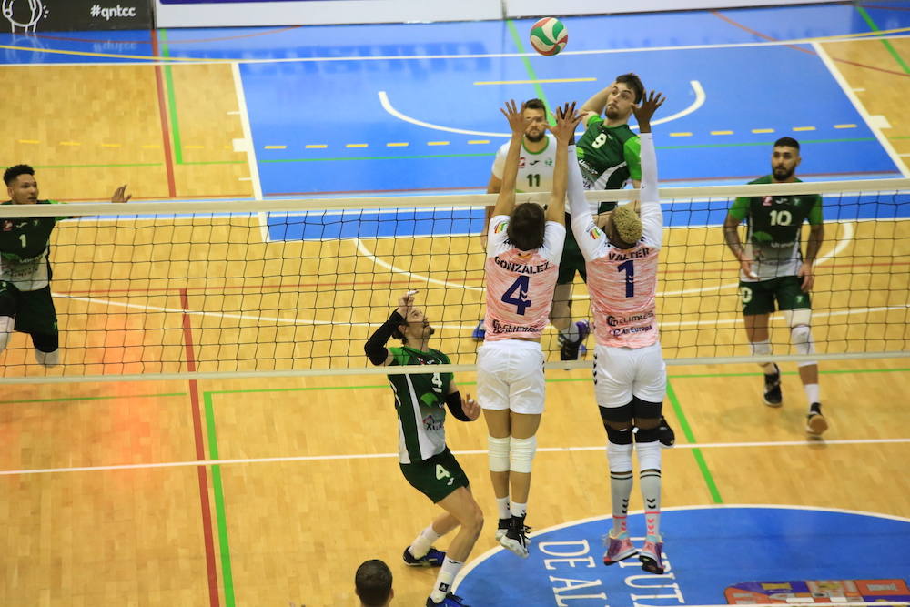 Alejandro Vigil ataca por encima del bloqueo que plantean Juanmi González y Da Cruz. 