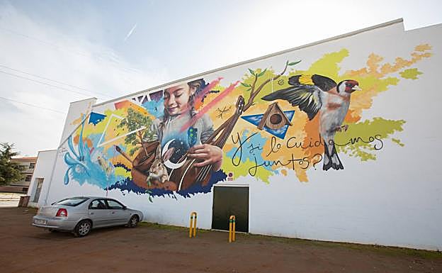 El grafiti terminado hace un año rinde homenaje a la naturaleza y el medio ambiente.