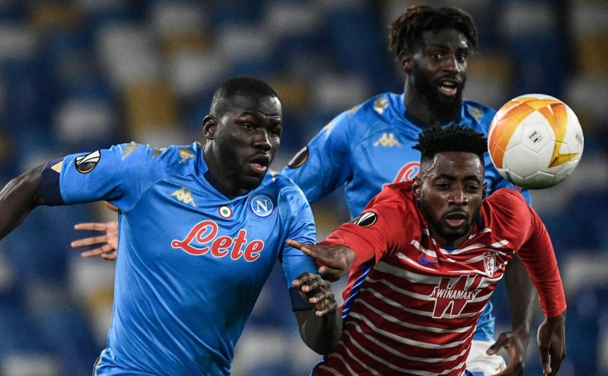 Yan Eteki, en un lance con Kalidou Koulibaly. 