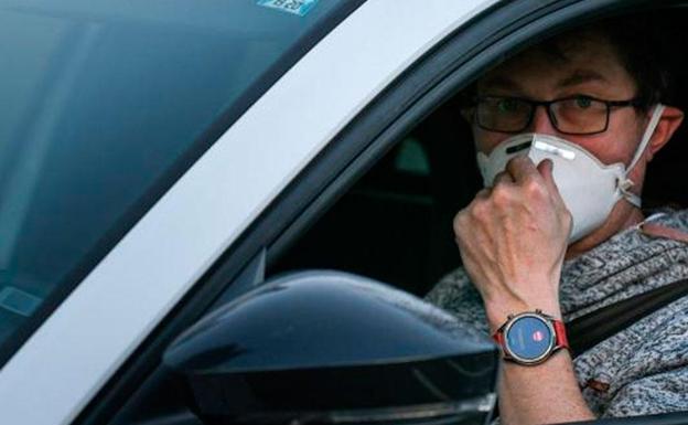 La multa que pone la DGT por no usar todavía las mascarillas en el coche