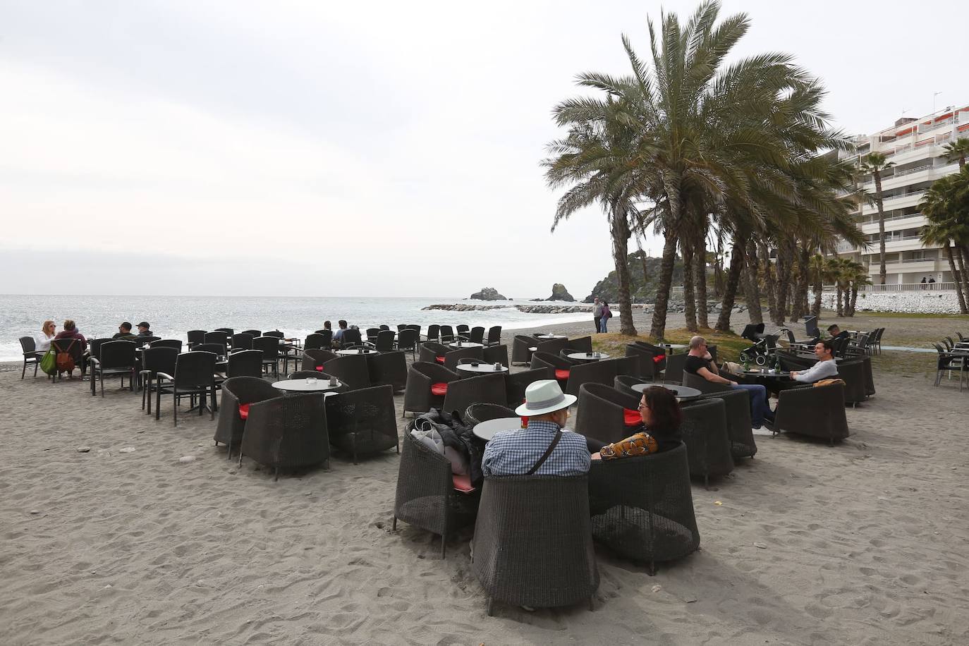 El Almuñécar, las terrazas están durante la jornada del sábado a medio gas.